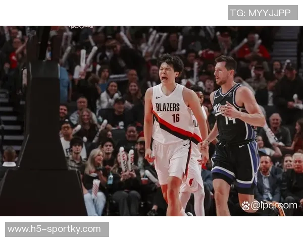 克林根场边指导杨瀚森展现深厚情谊引发媒体热议 克林根场边指导杨瀚森展现深厚情谊引发媒体热议